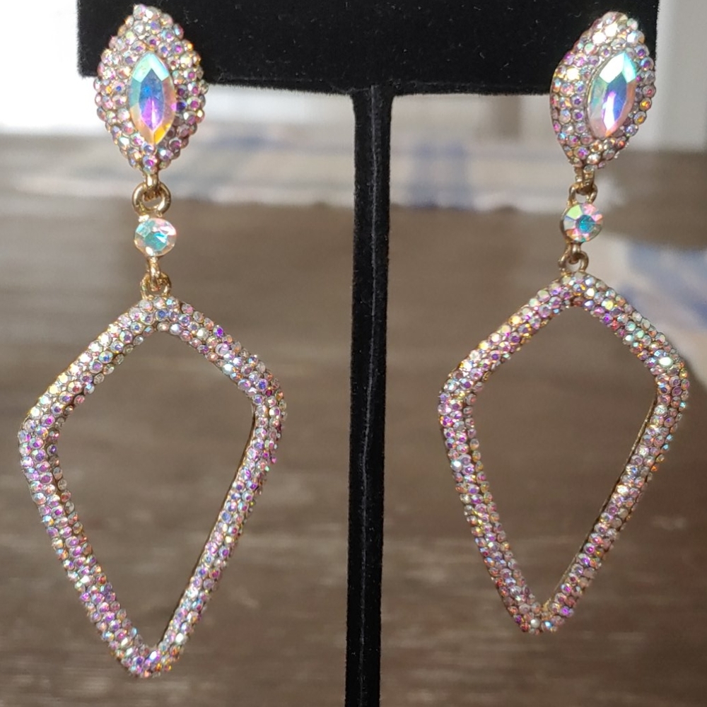 An crystal post earrings